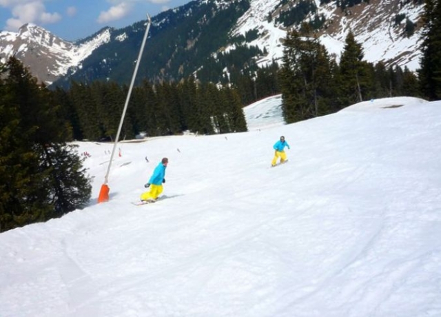  Snowboarden den Hang hinunter 